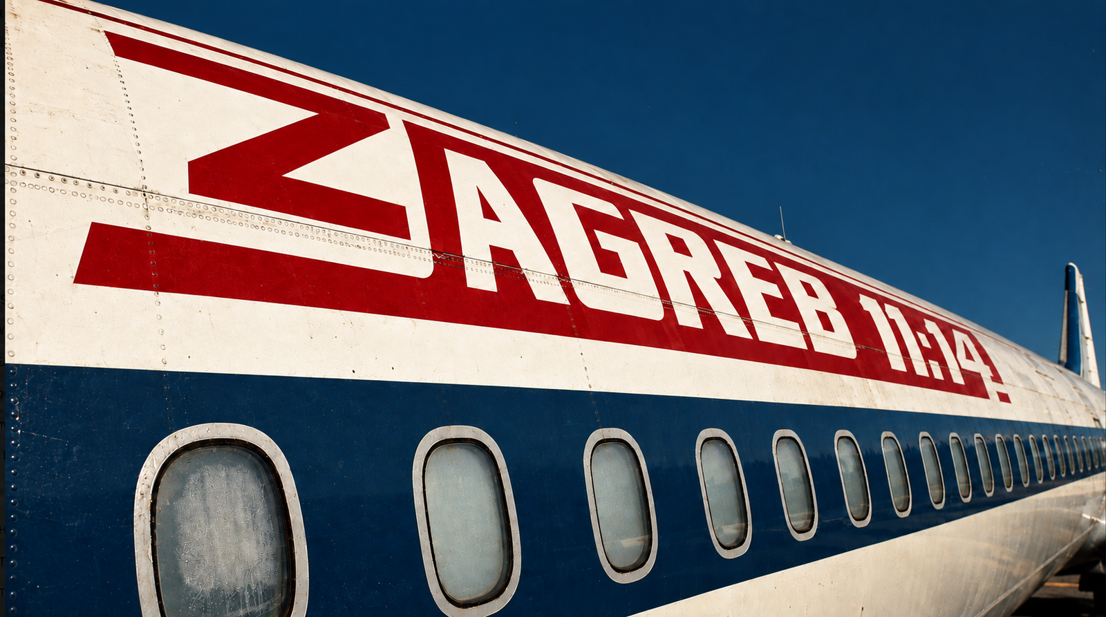 Passagiere beim Einsteigen in ein Flugzeug auf einem Flughafen